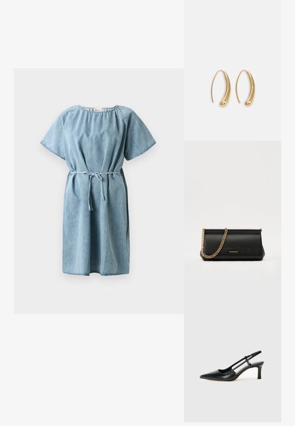 Lys blå denimkjole med korte ermer, gathered halslinning og belte i livet. Har en avslappet passform og kne-lengde kant.; Sorte patent slingback hæl med spids tå, featuring tekstureret slangeskind, justerbar rem og en kort, tekstureret blokhæl.; Svart skinnkuvertveske med en gullkjede-rem, med en glatt tekstur, rektangulær form og preget merkevare på forsiden.; Gullfargede metalløredobber med en buet, forlenget form. Har en jevn, blank overflate og en avrundet tupp for ekstra detaljer.