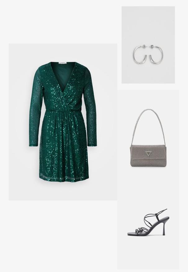 Vestido verde de lentejuelas con mangas largas, escote en V profundo y cintura elástica. Texturizado con lentejuelas brillantes dispuestas verticalmente.; Las sandalias negras de tacón alto presentan finas correas con un diseño anudado, una punta cuadrada suave y un elegante tacón de aguja.; Bolso de mano metálico gris claro con una cadena como asa, adornado con pequeños remaches metálicos circulares y un logotipo de marca en forma triangular.; Aros de plata en forma de aro con un acabado liso y brillante. Diseño redondeado y ligero, con cierre de tipo post-back.