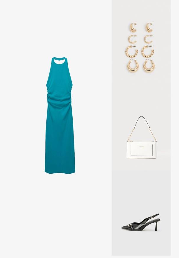 Tyrkysové bezrukávové šaty vyrobené z jemnej textílie, s vysokým výstrihom, zhromaždením na bokoch a otvoreným dizajnom chrbta.; Čierne lakované kožené slingback topánky s špicatou špičkou, remienkami okolo členku s striebornými prackami a hardvérom, a štíhlým podpätkom.; Biele kožené kabelka s textúrovaným povrchom, ktorá má zlatý retiazkový popruh a čierne akcenty. Obsahuje prednú kapsu a zipsové zapínanie.; Sada piatich zlatých náušníc s rôznymi dizajnami: skrútené, ryhované a hladké povrchy v tvaroch kruhu a pologule.