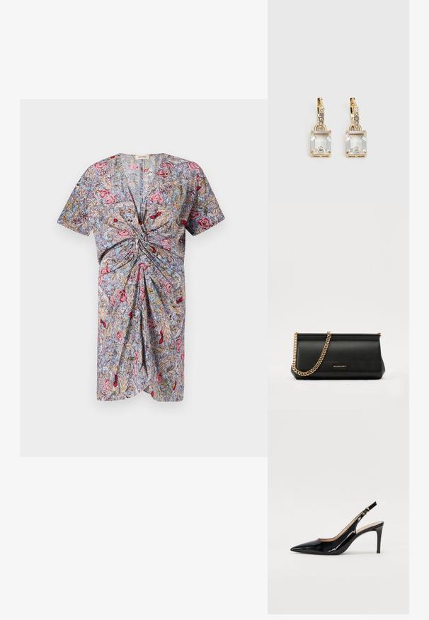 Sukienka z krótkim rękawem z węzłem w talii, z kwiatowym wzorem w odcieniach różu, czerwieni i niebieskiego na jasnym tle. Wykonana z lekkiego materiału.; Czarne lakierowane szpilki typu slingback z szpiczastym noskiem, smukłym obcasem i subtelnym wycięciem. Posiadają złotą klamrę na pasku.; Czarna skórzana kopertówka z złotym łańcuszkiem, charakteryzująca się gładką fakturą, prostokątnym kształtem i wytłoczonym logo z przodu.; Złote kolczyki z prostokątnym, przezroczystym kryształem zwisającym poniżej rzędu małych, okrągłych, przezroczystych akcentów. Elegancki, nowoczesny design.