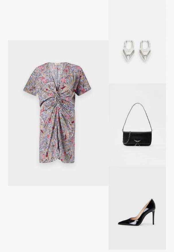 Īsām piedurknēm kleita ar mezglota jostas detaļu, kurai ir ziedu raksts rozā, sarkanā un zilā krāsā uz gaiša fona. Izgatavota no viegla auduma.; Melnā lakota ādas augstpapēžu kurpe ar norādītas formas purngalu un elegantu siluetu. Iespēj gludu, spīguļojošu apdari un šauru stiletto papēdi.; Melnas ādas rokassomā ar sudraba ķēdes siksnu, kurai ir dekoratīvi spārnu akcenti un baltā šuvēšana apakšējā šuvē.; Sudraba sirdī formas piekariņi ar iegravētiem "JĀ" un "NĒ" tekstiem, pulēta apdare, simetrisks dizains un izturīgs metāla aizdare.