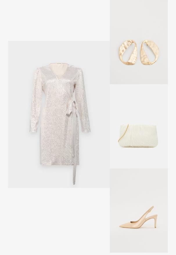 Långärmad, omslagstyp klänning i ljusrosa med reflekterande paljetter, med knytning i midjan och djup V-ringning. Slät texturerad tyg.; Nude lackläder slingback-häl med spetsig tå, öppen vamp och en tunn stilettklack. Har en cirkulär guldaccents på remmen.; Vit, strukturerad clutch-väska med ett samlat mönster, prydd med ett guldkedjesnor. Slät yta med subtila vågor och rundade kanter.; Ett par oregelbundna ovalformade örhängen i guldtonad metall med en strukturerad, något hamrad yta på en vit bakgrund.