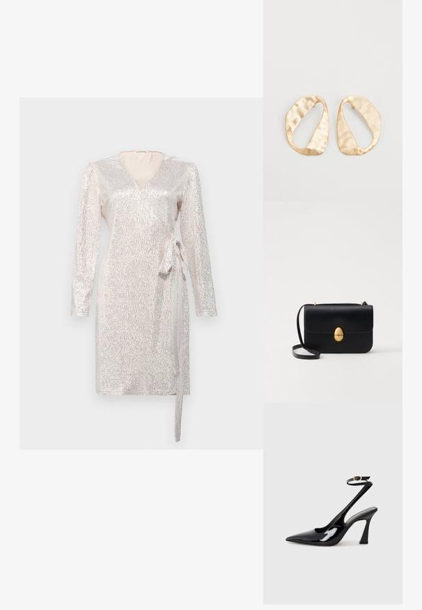 Gara piedurkņu, apvalka stila kleita gaiši rozā krāsā ar atstarojošiem fliteriem, ar savilktu jostasvietu un dziļu V veida dekoltē. Gluda teksturēta auduma.; Melnas patentā ādas augstpapēžu kurpes ar norādītu purngalu, regulējamu potītes siksniņu un mērenu bloku papēdi. Gluda tekstūra ar spīdīgu apdari.; Melnas ādas rokassomu ar strukturētu taisnstūra formu. Iespējas zelta ovāla slēdzis un plāns plecu siksna. Gluda tekstūra.; Pāris neregulāras ovālas formas zelta toņos metāla auskaru ar teksturētu, nedaudz sitētu virsmu uz baltas fona.