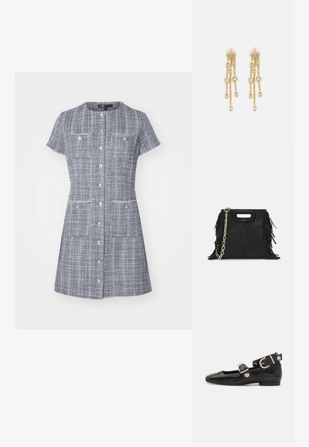 Rochie cu nasturi, confecționată dintr-un material texturat alb și albastru. Are mâneci scurte, două buzunare la piept și un tiv drept.; Pantofii plano din piele patent neagră, cu vârful pătrat, curea de gleznă cu accesorii din argint și talpă plată. Textură netedă cu un design minimalist.; Geantă de mână din piele neagră cu detalii din franjuri, curea de umăr din lanț auriu și un mâner cu tăietură. Prezintă plasarea logo-ului pe față.; Cercei aurii cu multiple lanțuri suspendate, având accente din rhinestone ovale clare și capete decorative cu tighel.