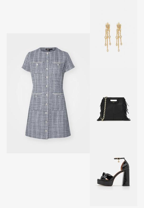 Knap-front kjole lavet af tekstureret blå og hvidt stof. Har korte ærmer, to brystlommer og en lige kant.; Maje Højhælede sandaletter / Højhælede sandaler - noir; Sort læder skuldertaske med frynse-detaljer, guldkæde skulderrem og udskåret håndtag. Har logo placeret på forsiden.; Guldtonede øreringe med flere kaskadende kæder, der har klare ovale rhinestein-accenter og dekorative studtoppe.