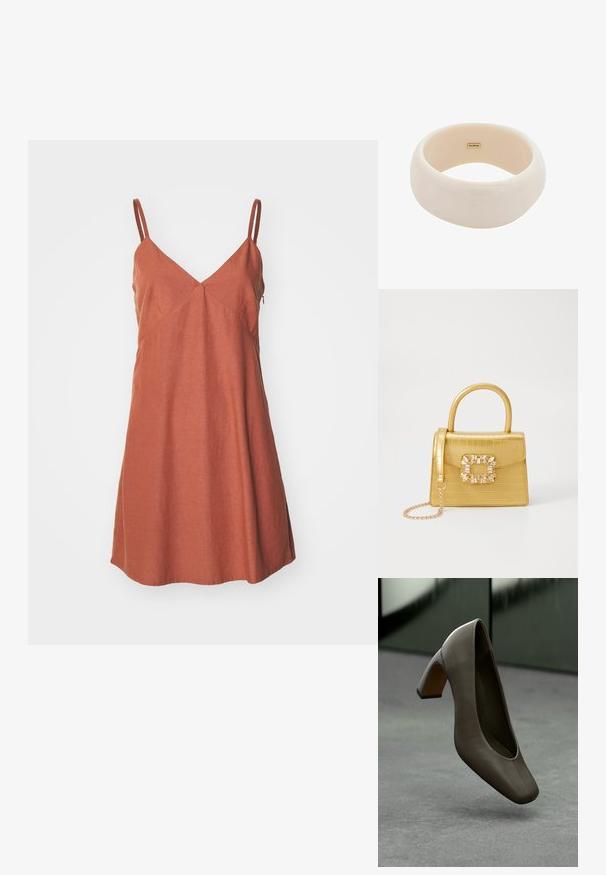Roestkleurige, mouwloze jurk met een V-hals, voorzien van een uitlopende zoom en schuine naden voor een gestructureerd ontwerp. Gemaakt van lichte stof.; Donkergroen leren hoge hak met vierkante neus en blokhak, zwevend boven een grijze betonnen vloer met een vervaagde groene achtergrond.; Geel faux-krokodillenhandtas met een gestructureerd ontwerp, bovenhandvat, afneembare kettingriem en decoratieve kristallen versiering op de sluiting.; Glanzende beige armband van gladde hars. Ronde vorm met een gelijkmatige oppervlakte en een klein gouden logo aan de binnenkant.