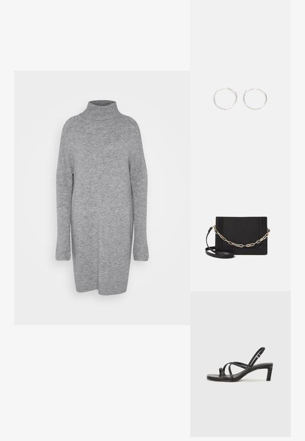 Szürke garbó pulóver hosszú ujjal. Puha, kötött textúra; laza szabás; térd középig érő hosszúság; nincs látható minta vagy díszítés.; Fekete pántos szandál négyzetes orral és alacsony blokk sarkal. Több vékony pánttal és állítható boka pánttal rendelkezik. Sima bőrből készült.; Fekete bőr keresztpántos táska, sima textúrával, téglalap alakú és fém lánc részlettel az elején. Állítható pánttal ellátva.; Ezüst karika fülbevalók, letisztult, kerek formával, sima felülettel és látható díszítés nélkül. A átmérő nem megadott.