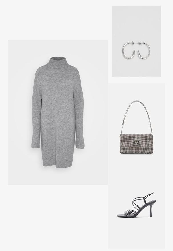 Pull à col roulé gris avec des manches longues. Texture douce et tricotée ; coupe ample ; longueur mi-thigh ; sans motifs ni accents visibles.; Des sandales noires à talons hauts avec des fines lanières au design noué, un bout carré lisse et un talon aiguille élégant.; Sac à main en métal gris clair avec une bandoulière en chaîne, orné de petits clous métalliques ronds et d'un logo de marque triangulaire.; Boucles d'oreilles en argent avec une finition lisse et brillante. Forme arrondie, conception légère, avec un fermoir à tige.
