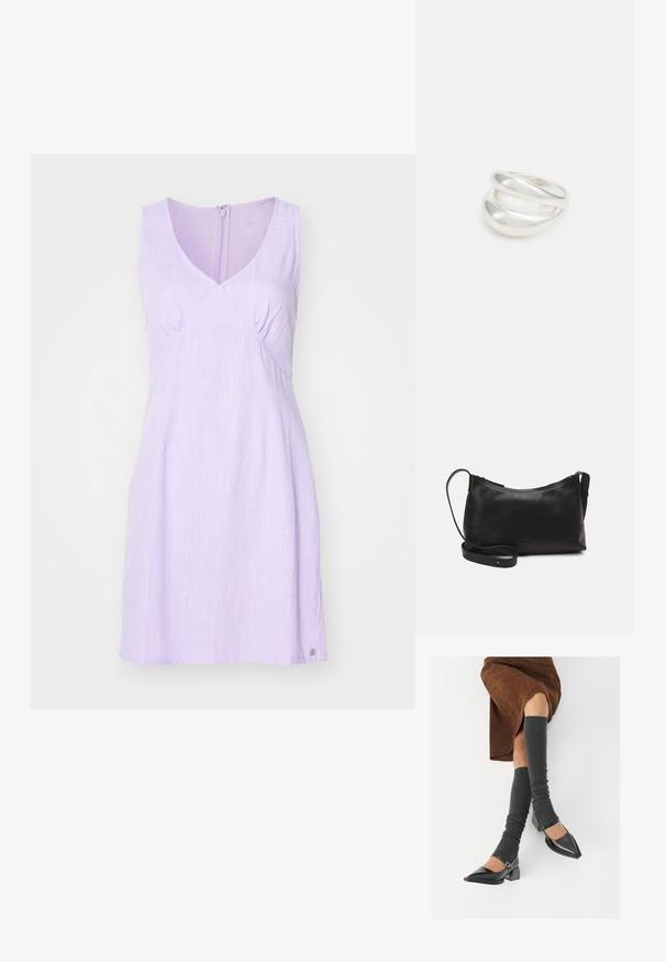 Lila brezrokavna obleka z V-izrezom, z nabranimi detajli na prsih in subtilno teksturo. Zadrga na hrbtni strani in zaobljen rob.; Črne lakirane čevlje s pointy prsti in blok peto ter z naramnicami za gleženj, ki jih kombiniramo s sivimi rebrastimi nogavicami in rjavim suknjičem iz usnja.; Črna usnjena torba čez ramo z gladko teksturo, ukrivljeno obliko, nastavljivim trakom in zadrgo. Minimalističen dizajn brez okrasnih detajlov.; Srebrn dvojni prstan z gladko, polirano površino. Ima tekoč, ukrivljen dizajn z prekrivajočimi se sekcijami za sodoben videz.