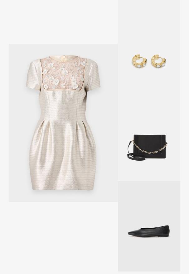 Jurk met korte mouwen, een gestructureerde zilveren stof, een doorschijnende beige kanten lijfje met bloemenborduursel en een ritssluiting achter.; Zwarte leren balletflat, puntige neus, minimalistisch design, gladde textuur, lage hak, geen zichtbaar beslag of versieringen.; Zwarte leren schoudertas met een gladde textuur, rechthoekige vorm en een metallic kettingdetail aan de voorkant. Verstelbare schouderband inbegrepen.; Gouden creolen met een getextureerd ontwerp en drie heldere kristalaccenten aan één zijde, wat een moderne geometrische esthetiek biedt.