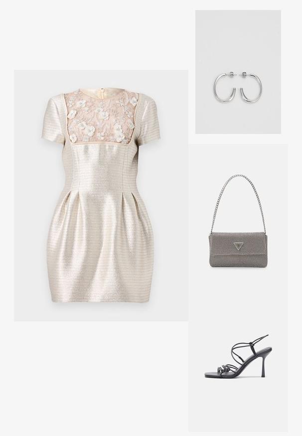 Robe à manches courtes, en tissu argenté texturé, avec un corsage en dentelle beige transparente orné de broderies florales et une fermeture éclair dans le dos.; Des sandales noires à talons hauts avec des fines lanières au design noué, un bout carré lisse et un talon aiguille élégant.; Sac à main en métal gris clair avec une bandoulière en chaîne, orné de petits clous métalliques ronds et d'un logo de marque triangulaire.; Boucles d'oreilles en argent avec une finition lisse et brillante. Forme arrondie, conception légère, avec un fermoir à tige.