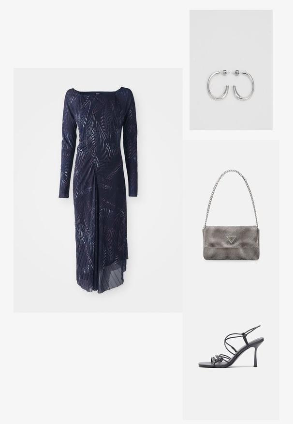 Dlhý rukáv, tmavo modré šaty s listovým vzorom, ktorý má stiahnutý pás a splývavú sukňu, ktorá sa nepatrne prehýba na jednu stranu.; Čierne sandále na vysokom podpätku majú tenké remienky s uzlovým dizajnom, hladký štvorcový špičku a elegantný stiletto podpätok.; Svetlošedá metalická kabelka s reťazovým popruhom, ozdobená malými kruhovými kovovými štítkami a trojuholníkovým logom značky.; Strieborné kruhové náušnice s hladkým a lesklým povrchom. Okrúhly tvar, ľahký dizajn, s uzáverom na kolík.