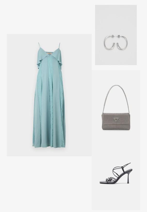 Vestido maxi azul água com alças finas, parte superior em camadas com volantes e detalhes em painel de renda, feito de um tecido leve e macio.; As sandálias de salto alto pretas apresentam tiras finas com um design em nó, uma biqueira quadrada lisa e um elegante salto agulha.; Bolsa metálica cinza claro com uma alça de corrente, adornada com pequenos rebites metálicos circulares e um logótipo triangular da marca.; Brincos de argola prateados com um acabamento suave e brilhante. Forma arredondada, design leve, com fecho de pino.