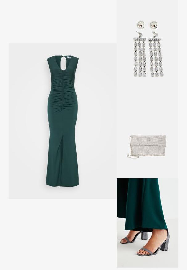 Sötétzöld, ujjatlan ruha, ráncolt dekoltázzsal, kulcslyuk hátkivágással és elülső hasítékkal. Simaság jellemzi, testhez álló fazonnal, földig érő kialakítással.; Ezüst csillogós, blokksarkú szandál, két vékony pánttal és négyzet alakú orral. Egy sötétzöld, földig érő ruhával kiegészítve.; Ezüst hálós clutch táska textúrált, szőtt mintázattal, hajtótetővel és levehető lánc pánttal a könnyű hordozhatóság érdekében.; Kristály csepp fülbevalók ezüst színű fémalkatrészekkel, négyzet alakú studdal és lefelé csüngő téglalap és oktogon alakú kristályok sorozatával.