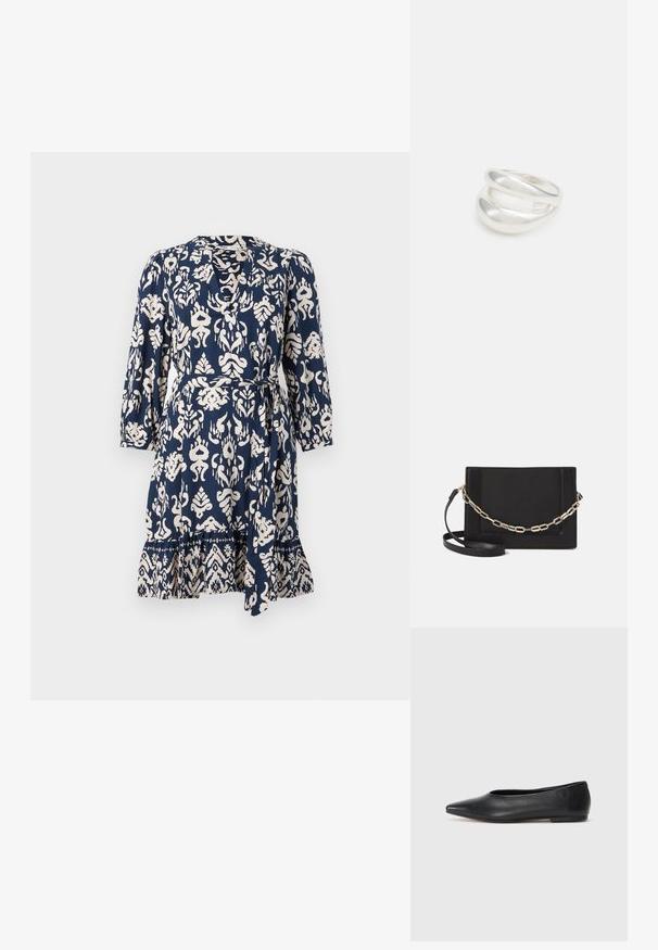 Mornarsko modra obleka s kremastim abstraktnim vzorcem, 3/4 rokavi, V-izrez, zategnjeno pasom in razširjenim robom s dekorativnim obrobjem.; Črne usnjene balerinke, koničast toe, minimalističen dizajn, gladka tekstura, nizka peta, brez vidnih kovinskih delov ali okraskov.; Črna usnjena torba čez ramo z gladko teksturo, pravokotno obliko in kovinskim verižnim detajlom spredaj. Vključena je nastavljiva naramnica.; Srebrn dvojni prstan z gladko, polirano površino. Ima tekoč, ukrivljen dizajn z prekrivajočimi se sekcijami za sodoben videz.