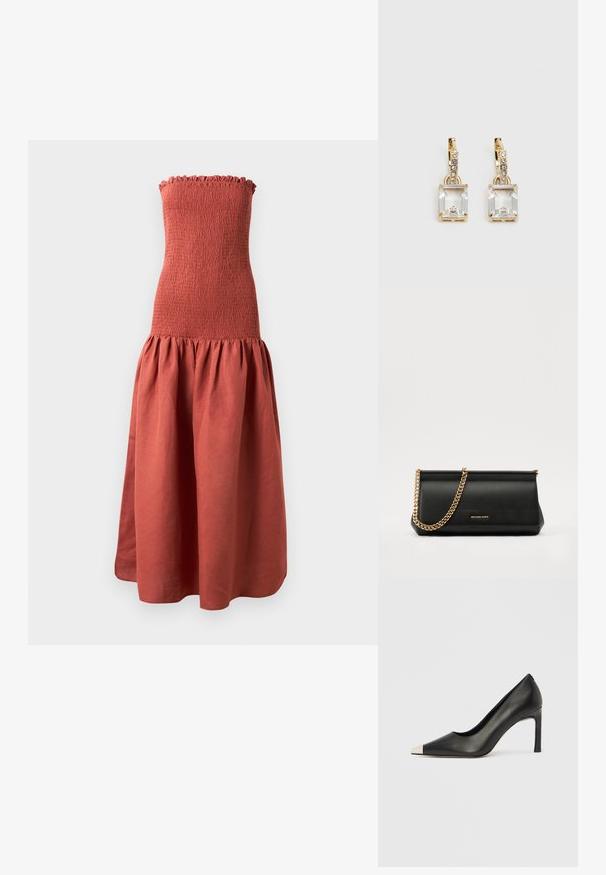 Langes, trägerloses Kleid mit einem gerafften Oberteil in Rostfarbe, das einen flared, gerafften Rock für einen strukturierten Look aufweist.; Schwarzer Lederschuh mit hohem Absatz, spitz zulaufender Zehenpartie und metallischer silberner Spitze. Verfügt über eine glatte Oberfläche und einen schlanken 10 cm hohen Absatz.; Schwarze Leder-Clutch mit einer goldenen Ketten-Trage, die eine glatte Oberfläche, rechteckige Form und geprägtes Branding auf der Vorderseite aufweist.; Ohrringe in Goldfarbe mit einem rechteckigen, durchsichtigen Kristall, der unter einer Reihe kleiner, runder klarer Akzente hängt. Elegantes, modernes Design.