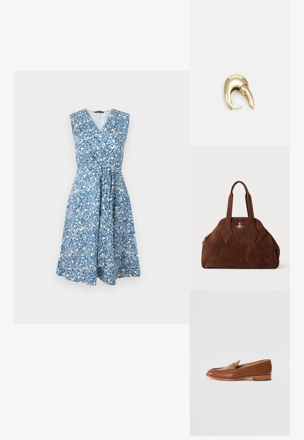 Blau-weißer Blumendruck-Kleid, ärmellos mit V-Ausschnitt, tailliert und fließendem Rock. Aus leichtem Material gefertigt.; Lauren Ralph Lauren WYNNIE - Slipper - deep saddle tan; Braune Wildleder-Handtasche mit strukturiertem Design, abgerundeter Form und länglichen, diamantförmigen Griffen. Mit einem silbernen Metallverschluss ausgestattet.; Ohrringe aus goldfarbenem Metall mit einem schlanken, geschwungenen Design. Sie verfügen über eine markante, spitze Form, eine polierte Oberfläche und einen Scharnierverschluss.