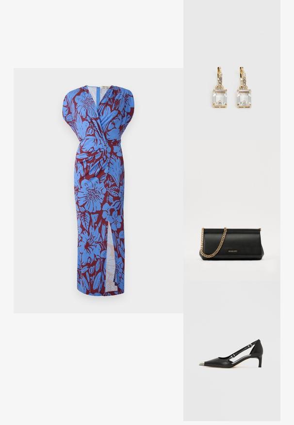 Vestido largo con diseño envolvente, que presenta un patrón floral azul sobre un fondo burdeos, fabricado en una tela suave y con una abertura lateral.; Zapato de tacón bajo tipo kitten heel de cuero negro con puntera plateada puntiaguda y correas dobles con hebilla sobre un fondo blanco.; Cartera de mano de piel negra con una correa de cadena dorada, que presenta una textura suave, forma rectangular y un logotipo en relieve en la parte frontal.; Pendientes en tono dorado con un cristal rectangular y transparente que cuelga por debajo de una fila de pequeños acentos redondos y claros. Diseño elegante y moderno.
