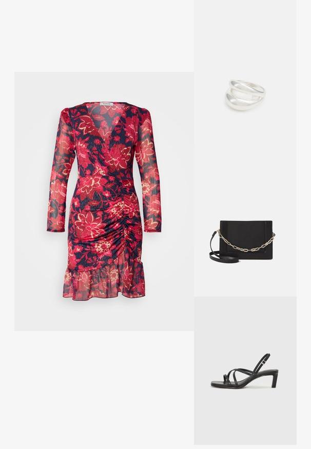 Kvetinové šaty s dlhými rukávmi, s námorníckou základnou a jasne červenými a ružovými kvetinovými vzormi, s naťahovaním v páse a volánovým lemom.; Čierne sandále na vysokom podpätku so štvorcovou špičkou a nízkym blokovým podpätkom. Obsahujú viacero tenkých popruhov a nastaviteľný členkový popruh. Vyrobené z hladkej kože.; Čierna kožená crossbody taška s hladkou textúrou, obdĺžnikovým tvarom a kovovým reťazovým detailom na prednej strane. Súčasťou je nastaviteľný popruh.; Strieborný prsteň s dvojitým pásikom s hladkým, lesklým povrchom. Má plynulý, zakrivený dizajn s prekryvajúcimi sa časťami pre moderný vzhľad.