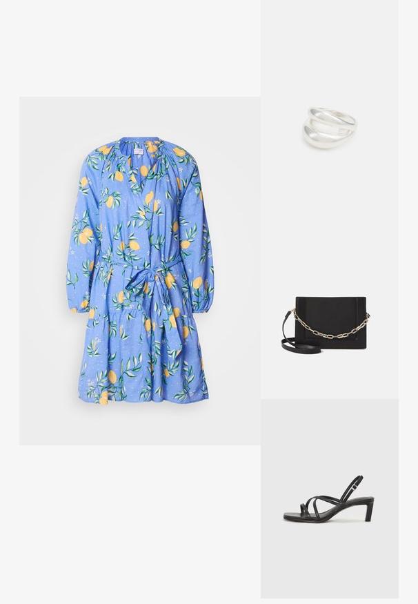 Sininen mekko sitruuna- ja lehtikuvioinnilla, pitkät hihat, kerätty kaula-aukko ja vyötärösolki. Valmistettu kevyestä kankaasta ja liehuvasta hameesta.; Mustat hihnalligat, joissa on neliön muotoinen kärki ja matala lohkokorko. Ominaisuuksiin kuuluu useita ohuita hihnoja ja säädettävä nilkkahihna. Valmistettu sileästä nahasta.; Musta nahkainen olkalaukku, jossa on sileä pinta, suorakulmainen muoto ja metalliketju yksityiskohtana edessä. Mukana säädettävä hihna.; Hopeinen kaksinkertainen rengas, jossa on sileä, kiillotettu pinta. Siinä on sulava, kaareva muotoilu, jossa on päällekkäisiä osia modernin ilmeen saavuttamiseksi.