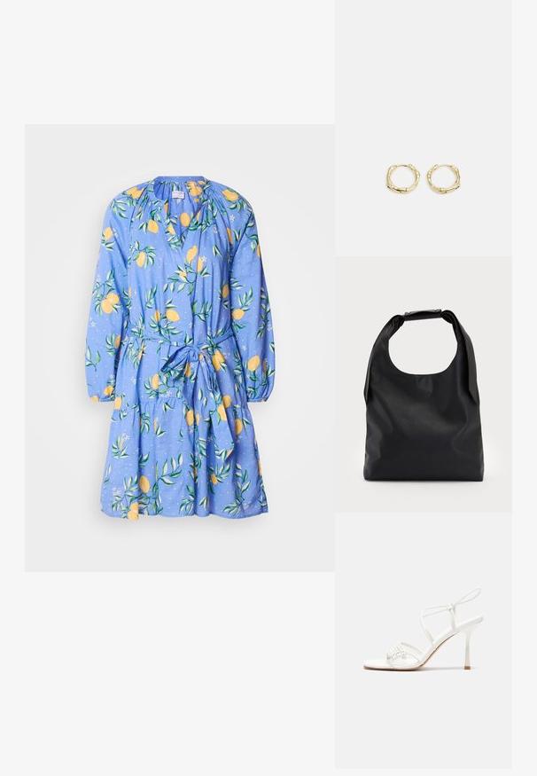 Vestido azul com padrão de limão e folhas, mangas longas, decote franzido e cinto na cintura. Feito de tecido leve com saia rodada.; Sandália de salto alto branca com tiras, base plana nos dedos, frente texturizada com detalhes franzidos e uma tira fina para o tornozelo.; Mala preta de couro com um grande topo aberto e uma única alça para o ombro. Textura macia, design minimalista, apresenta detalhes de ferragens discretos.; Brincos de argola dourados com um formato irregular e texturizado. Apresentam um fecho sem emenda e um acabamento polido, destacando um design moderno.