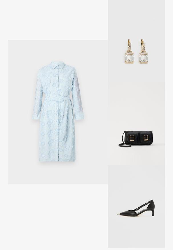 Hellblaues Hemdkleid mit floraler Stickerei, durchgehender Knopfleiste, langen durchsichtigen Ärmeln und einem passenden Bindegürtel in der Taille.; Schwarzer Lederschuh mit Katzenabsatz, spitzer silberner Zehenkappe und doppelten Schnallenriemen vor weißem Hintergrund.; Schwarze Leder-Umhängetasche mit zwei vorderen Taschen, goldenen Schnallen, Reißverschluss und einem schmalen Tragegurt. Texturierte Oberfläche und kompakte rechteckige Form.; Ohrringe in Goldfarbe mit einem rechteckigen, durchsichtigen Kristall, der unter einer Reihe kleiner, runder klarer Akzente hängt. Elegantes, modernes Design.
