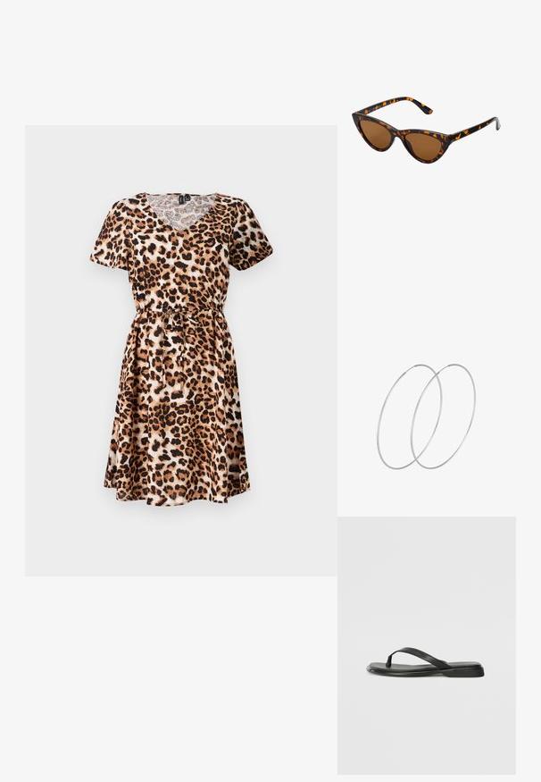 Leopardų rašto suknelė su trumpomis rankovėmis, V formos iškirpte, įtrauktu liemeniu ir raišteliu. Medžiaga atrodo lygi, o sijonas yra plazdantis.; Juodos šlepetės, pagamintos iš lygios odos, su plona dirželių konstrukcija ir plokščiu padu, turinčiu minimalų profilį. Be pastebimų raštų ar akcentų.; Katės akies saulės akiniai su juodu ir oranžiniu šarvuotu rėmeliu, ruda objektyvu ir elegantiškais, smailiais galiukais. Rėmelyje yra minimalus logotipas ant šventės.; Sidabrinės pusmėnulio auskarai minimalistiniu dizainu. Apskritimo forma, lygus paviršius ir plonas profilis. Lengvi su poliruotu apdailu.