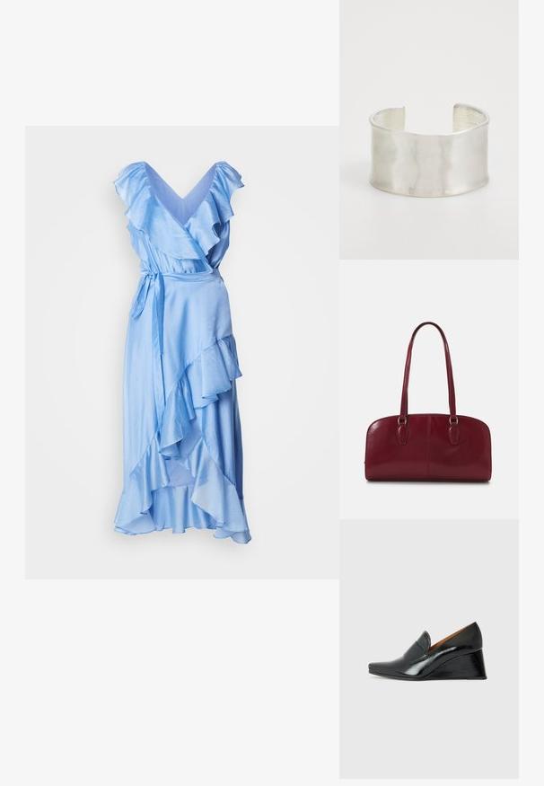 Svetlomodré obopínacie šaty s volánovými rukávmi a lemovaním. Vyrobené z hladkej látky, so šnúrkou na páse pre nastaviteľné prispôsobenie.; Chie Mihara VECINO - Obuv s klinovým podpätkom - black; Zign LEATHER - Kabelka - dark red; Zign Náramok - silver-coloured
