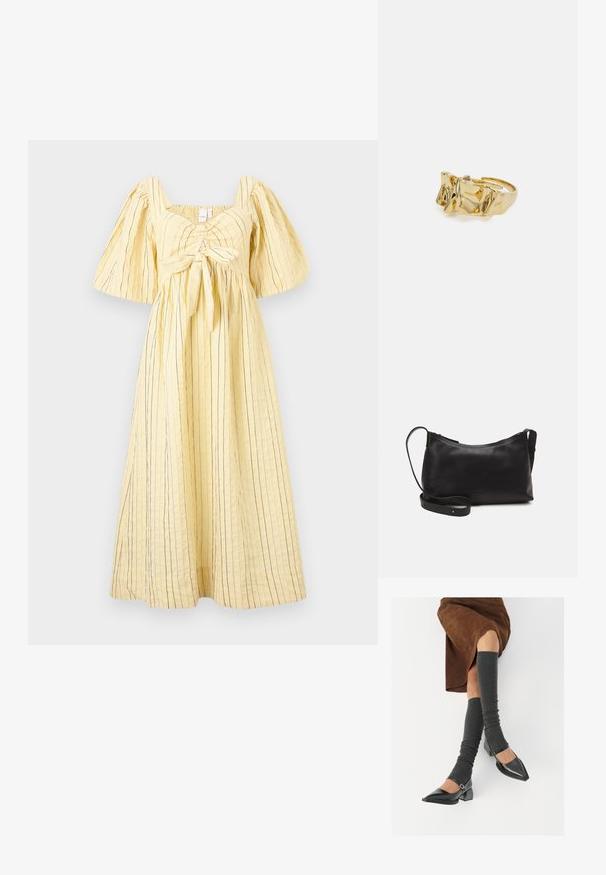 Rumena obleka iz teksturirane tkanine z navpičnimi modrimi črtami. Ima kvadratni izrez, napihnjene rokave in podrobnost pasu, ki se zavezuje.; Črne lakirane čevlje s pointy prsti in blok peto ter z naramnicami za gleženj, ki jih kombiniramo s sivimi rebrastimi nogavicami in rjavim suknjičem iz usnja.; Črna usnjena torba čez ramo z gladko teksturo, ukrivljeno obliko, nastavljivim trakom in zadrgo. Minimalističen dizajn brez okrasnih detajlov.; Zlati prstan z teksturiranim, valovitim dizajnom, ki ima tri izrazite vrhove. Gladka, sijoča površina z odprtim pasom za prilagodljivo prileganje.