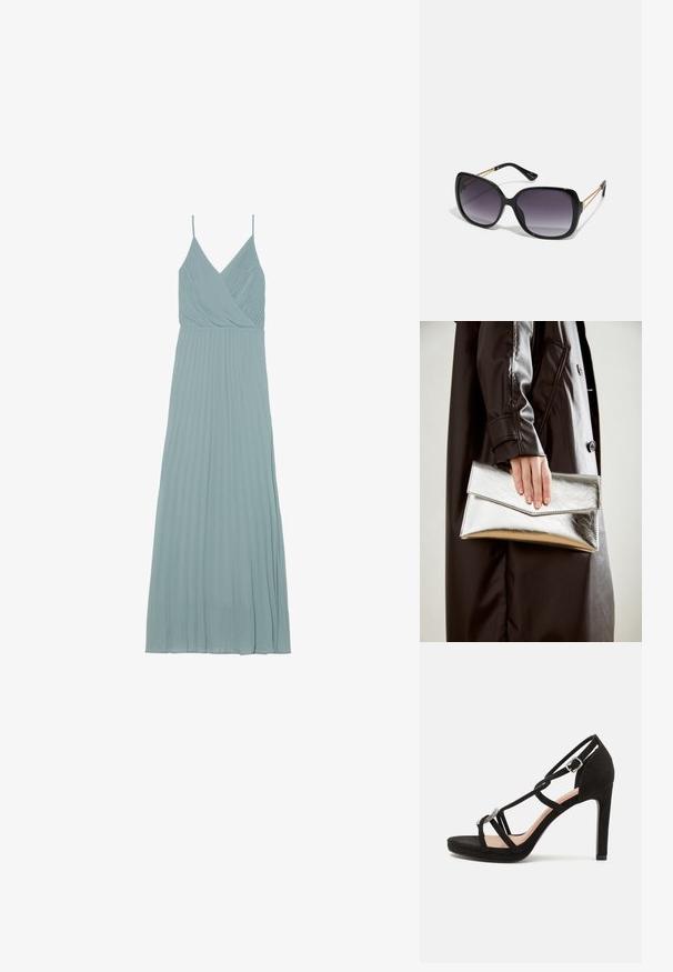 Hellblaues, gefältetes Kleid mit Wickeldesign, dünnen Trägern und fließender Silhouette, aus einem leichten Stoff gefertigt.; Schwarze Wildleder-Pappelsandalen mit überkreuzten Riemen, einem dekorativen silberfarbenen Akzent und einer Plateausohle für zusätzliche Höhe.; Schwarze übergroße Sonnenbrille mit getönten Gläsern, dicken Rahmen und goldfarbener Kettendetaillierung an den Bügeln.; Silberner metallischer Clutch mit einem eckigen Umschlagdesign, glatter Textur und kontrastierender Innenfarbe, gehalten in einer Hand, die einen schwarzen Mantel trägt.