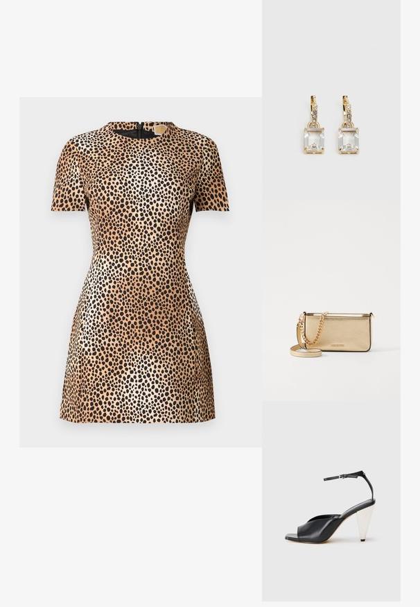 Beige és fekete leopárdmintás ruha, rövid ujjakkal, testhez simuló siluettel, textúrált anyagból készült, hátsó cipzár részlettel.; Fekete bőr magassarkú szandál nyitott orral, aszimmetrikus dizájnnal, bokapánttal és fémes kúpos sarokkal. Az anyag sima textúrájú.; Fémes arany bőr clutch táska textured felülettel, arany lánc pánttal és levehető vállpánttal. Márkájának logója debösszel.; Aranyszínű fülbevalók, melyek egy téglalap alakú, tiszta kristállyal díszítették, ami egy sor kis, kerek, tiszta kiegészítő alatt lóg. Letisztult, modern dizájn.