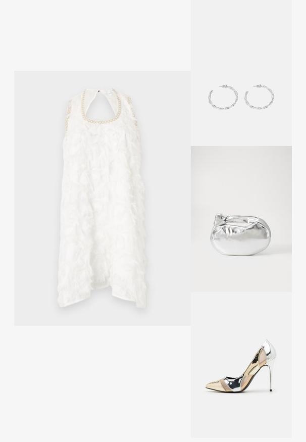 Abito bianco senza maniche con una texture a frange stratificate e un colletto decorato con perle. Design con schiena scoperta. Tessuto leggero.; Scarpa con tacco alto a punta, con una combinazione di colori argento, oro e nudo. Finitura lucida con design a ritaglio, con tacco a stiletto.; Borsa a pochette metallica argentea con una forma morbida e arrotondata e chiusura superiore annodata. Realizzata in materiale sintetico morbido.; Orecchini a cerchio in argento con un design torciglionato, caratterizzati da una finitura lucida e chiusura a perno. Misurano circa 3 cm di diametro.