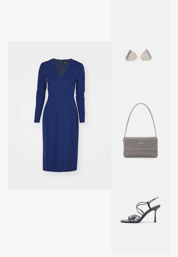 Granatowa sukienka z długim rękawem, z dekoltem w kształcie litery V i dopasowanym krojem, z zamkiem błyskawicznym z tyłu oraz minimalną ilością szwów, co nadaje jej elegancki wygląd.; Czarne sandały na wysokim obcasie mają cienkie paski z węzłowym wzorem, gładki, kwadratowy czubek i smukły obcas w stylu szpilki.; Jasnoszara metaliczna torebka na łańcuszku, ozdobiona małymi okrągłymi metalowymi ćwiekami oraz trójkątnym logo marki.; Srebrne metalowe kolczyki o gładkim, kroplowym kształcie i wypolerowanym wykończeniu. Delikatne grawerunki dodają szczegółów. Minimalistyczny design.