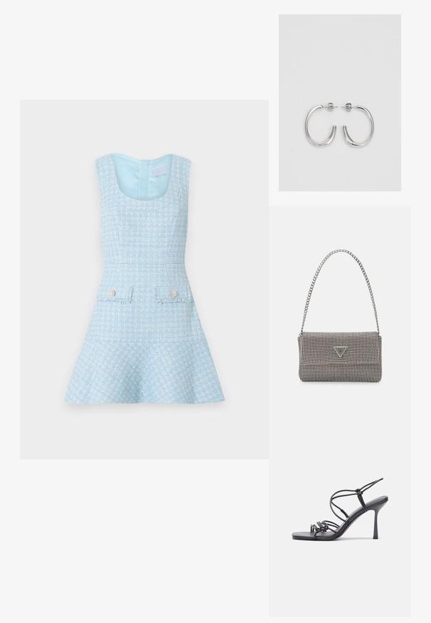 Rochie din tweed de un albastru deschis, cu un corset ajustat și o fustă evazată, având două buzunare frontale cu butoane decorative. Captuseală interioară netedă.; Sandale negre cu toc înalt au curele subțiri cu un design legat, un vârf pătrat neted și un toc stiletto elegant.; Geantă metalică gri deschis, cu un strap din lanț, decorată cu mici ținte circulare metalice și un logo de marcă triangular.; Cercei rotunzi din argint cu un finisaj neted și strălucitor. Design ușor, având o formă rotundă și închidere cu tijă.