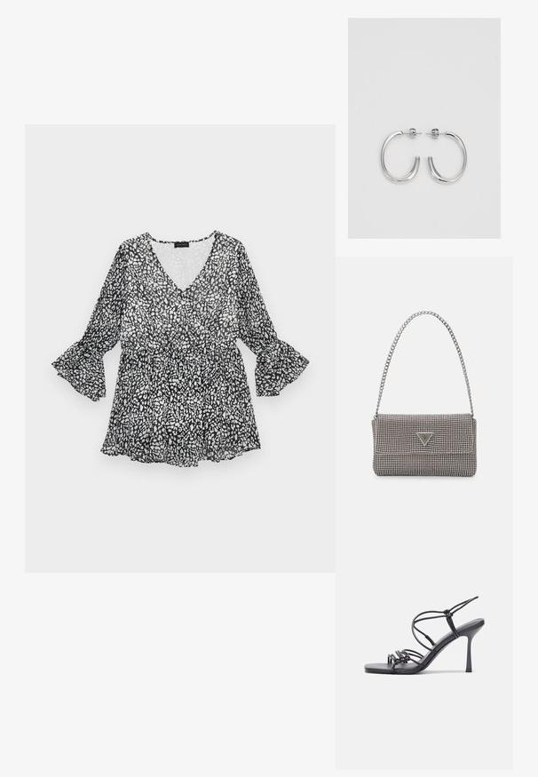 Svart och vit mönstrad blus med V-ringning, långa trumpetärmar och cinchad midja. Lätt, genomskinligt material med en flödande siluett.; Svarta högklackade sandaler har tunna remmar med en knuten design, en slät fyrkantig tå och en smal stilettklack.; Ljusgrå metallisk handväska med kedjestropp, prydd med små cirkulära metallnitar och en triangulär logotyp.; Silverfärgade hängande örhängen med en slät, blänkande yta. Rundad form, lätt design, med ett stift- och bakstängning.