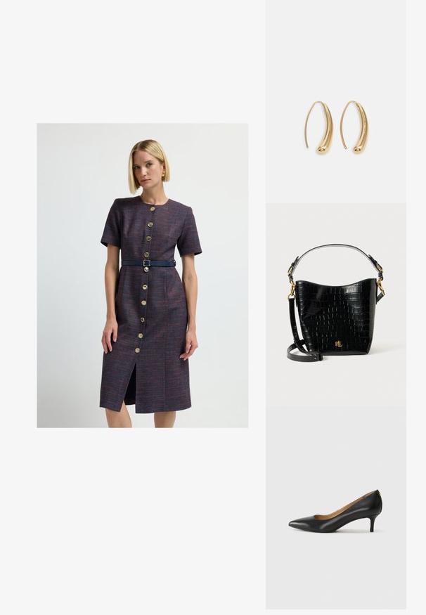 Mujer con pelo rubio corto que lleva un vestido púrpura de manga corta hasta la rodilla con botones dorados y un cinturón azul marino, de pie contra un fondo liso.; Zapato de tacón negro de cuero con punta afilada, tacón bajo y textura suave. Presenta una ligera apertura en la parte frontal y un hardware minimalista en la parte trasera.; Bolso de cuero negro con estampado de cocodrilo, de forma curvada, con detalles de hardware dorado, una correa ajustable y un logo en la parte frontal.; Pendientes de aro de metal en tono dorado con una forma curva y alargada. Presentan una superficie lisa y brillante y una punta redondeada para mayor detalle.