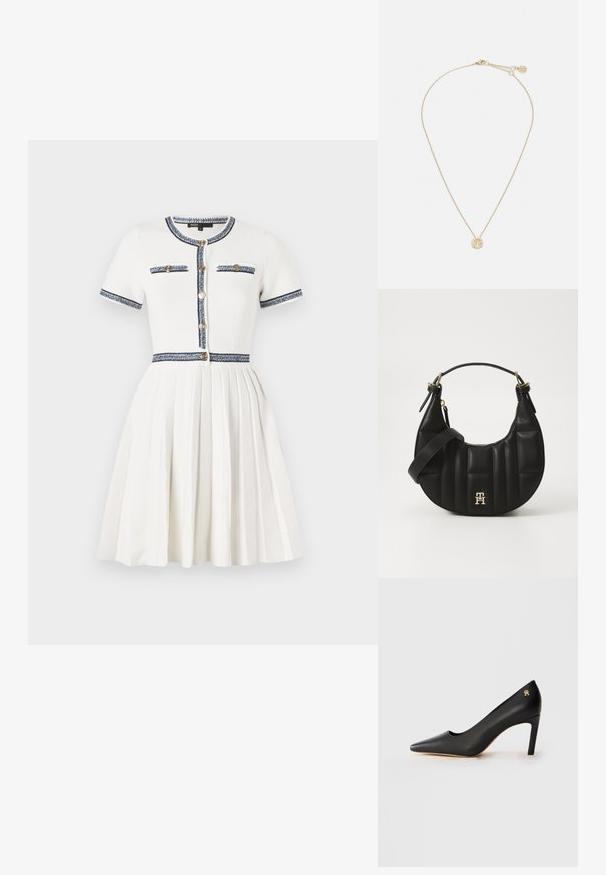 Maje RIRSALINETTE - Denní šaty - ecru; Černá kožená lodička s špičatou špičkou, středně vysokým jehlovým podpatkem a malým zlatým emblémem poblíž podpatku na bílém pozadí.; Černá kožená kabelka s zakřiveným tvarem, prošívanou texturou a zlatými detaily. Obsahuje odnímatelný ramenní popruh a detail s logem.; Zlatý náhrdelník s jemným řetízkem a kulatým přívěskem zdobeným malými, zasazenými drahokamy, které zvýrazňují jeho zářivý vzhled.