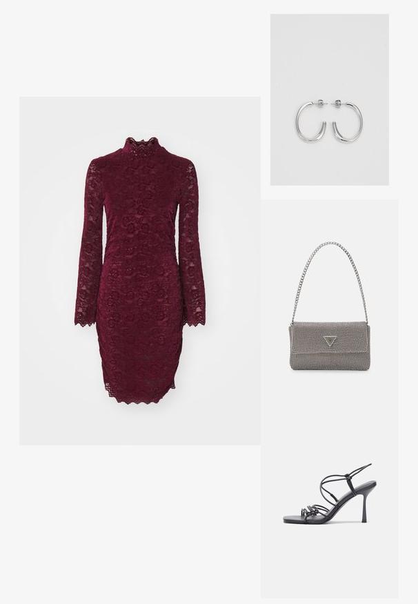 Vestido de renda borgonha com mangas longas e decote alto. Apresenta um padrão floral e bordas em formato de ondas. Silhueta justa.; As sandálias de salto alto pretas apresentam tiras finas com um design em nó, uma biqueira quadrada lisa e um elegante salto agulha.; Bolsa metálica cinza claro com uma alça de corrente, adornada com pequenos rebites metálicos circulares e um logótipo triangular da marca.; Brincos de argola prateados com um acabamento suave e brilhante. Forma arredondada, design leve, com fecho de pino.
