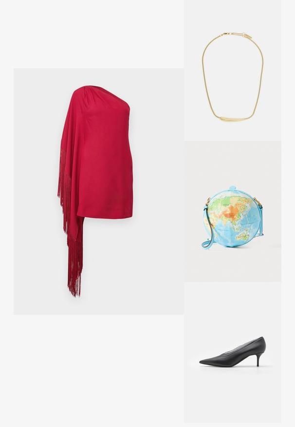 Červený top na jedno rameno z hladkého materiálu s kaskádovým třásňovým detailem na jedné straně a těsným siluetou.; Černá lodička s špičatou špičkou vyrobená z hladké kůže. Obsahuje štíhlý podpatek a minimalistický design bez viditelných ozdob.; Kulatá taška navržená jako globus zobrazující Asii, Evropu, Afriku a Oceánii s nastavitelným světle modrým popruhem a zlatými kovovými detaily.; Zlatem pokovený náhrdelník s hladkým, zakřiveným centrálním akcentem. Disponuje flexibilním řetízkem s karabinovým zapínáním a dodatečnými nastavitelnými články řetězu.
