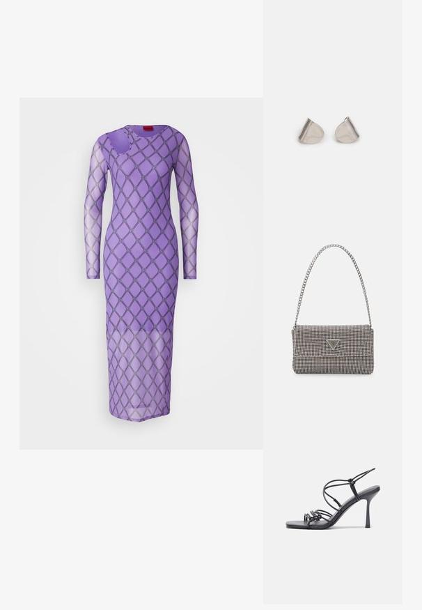 Ljubičasta haljina dugih rukava ima dijamantski uzorak sa mrežastom teksturom. Detalj izreza na jednom ramenu. Uski, oblikovani dizajn.; Crne sandale na visokoj potpetici imaju tanke trake s čvorastim dizajnom, glatki kvadratni vrh i elegantnu stiletto petu.; Svijetlosivi metalik ruksač s lancem, ukrašen malim okruglim metalnim zakovicama i trokutastim logotipom marke.; Srebrne metalne naušnice s glatkim, oblikom suze i poliranim završetkom. Suptilni utori dodaju detalje. Minimalistički dizajn.