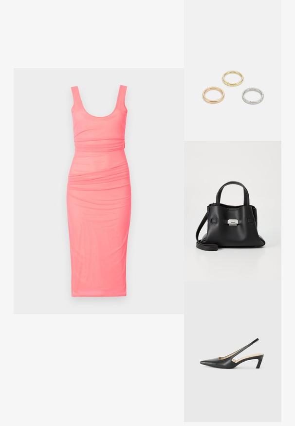 Rúcho midi v žiarivej ružovej farbe. Hladká, elastická látka so širokým výstrihom a zberaným pásom. Bez rukávov a do kolien.; Čierne slingback topánky s ostrou špičkou a nízkym opätkom, vyrobené z hladkej kože a s výrezmi na boku pre lepšiu priedušnosť.; Čierna kožená kabelka s textúrovaným povrchom, ktorá má dve vrchné rukoväte, odnímateľný popruh cez rameno a strieborný uzáver.; Triumf kovových prsteňov: jeden v ružovom zlate, jeden zlatý s textúrovanými akcentmi a jeden strieborný, všetky s gravírovaným logom na vnútornej strane.