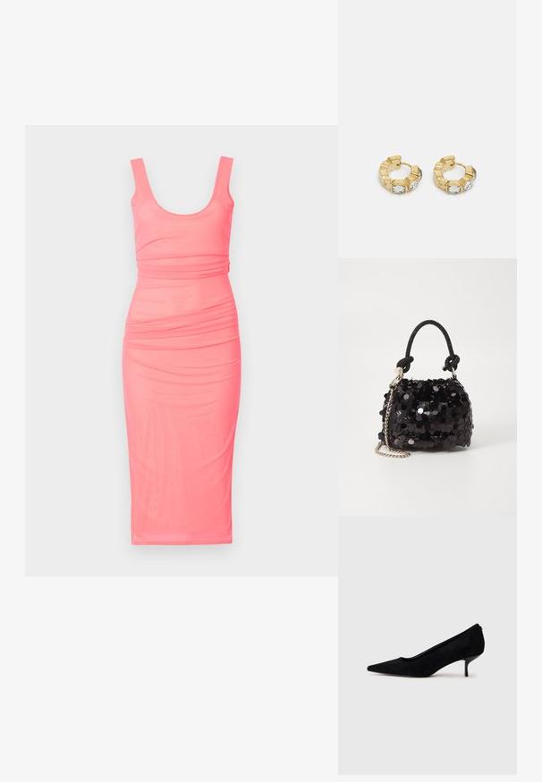 Délkově přiléhavé midi šaty ve světlé růžové barvě. Hladká, pružná látka s výstřihem do U a zřaseným pasem. Bez rukávů a do kolen.; Černá semišová dámská vysoká bota s špičatou špičkou a štíhlým, nízkým podpatkem. Hladký povrch s elegantním designem, bez viditelného kování.; Černá mini kabelka s flitry, s uzlovým texturovaným popruhem a stříbrným řetízkem. Zaoblený tvar s nařaseným vrchem a reflexními detaily.; Zlaté kruhové náušnice s texturovaným designem a třemi jasnými krystalovými akcenty na jedné straně, které nabízejí moderní geometrickou estetiku.