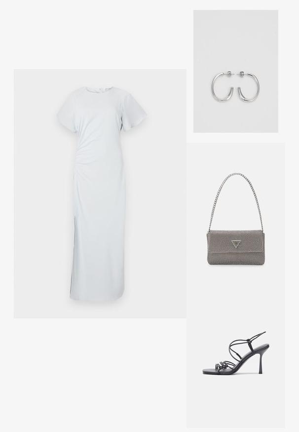 Robe bleu clair, de longueur genou, avec un col rond, des manches courtes en volant, des fronces sur les côtés et une fente subtile à l'ourlet, fabriquée dans un tissu lisse.; Des sandales noires à talons hauts avec des fines lanières au design noué, un bout carré lisse et un talon aiguille élégant.; Sac à main en métal gris clair avec une bandoulière en chaîne, orné de petits clous métalliques ronds et d'un logo de marque triangulaire.; Boucles d'oreilles créoles en argent avec une surface lisse et brillante, présentant une forme incurvée et une fermeture à tige. Design minimaliste avec une finition moderne.