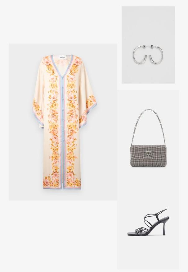 Kaftan léger de couleur crème avec des motifs floraux en rose et jaune. Il présente un décolleté en V, une fermeture à boutons et un bord contrastant bleu.; Des sandales noires à talons hauts avec des fines lanières au design noué, un bout carré lisse et un talon aiguille élégant.; Sac à main en métal gris clair avec une bandoulière en chaîne, orné de petits clous métalliques ronds et d'un logo de marque triangulaire.; Boucles d'oreilles en argent avec une finition lisse et brillante. Forme arrondie, conception légère, avec un fermoir à tige.