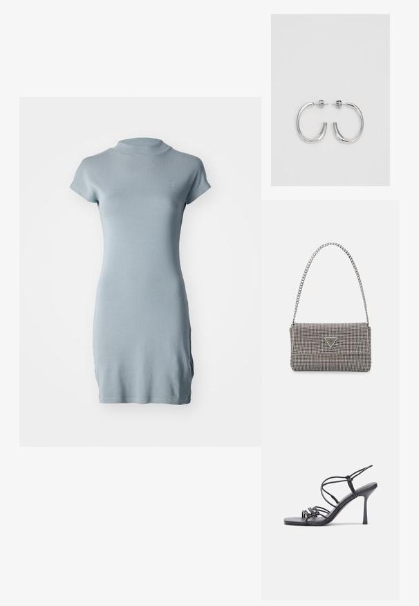 Šviesiai mėlyna, trumpomis rankovėmis suknelė, pagaminta iš lygios, elastingos medžiagos, turi prigludusią išvaizdą ir aukštą apykaklę. Ant krūtinės yra maža logotipo etiketė.; Juodos aukštakulnės sandalai pasižymi plonyčiais dirželiais su mazgo dizainu, lygiu kvadratiniu pirštu ir elegantišku stiletto kulnu.; Šviesiai pilka metalinė rankinė su grandinėlės dirželiu, papuošta mažais apvaliais metaliniais smeigėmis ir trikampiu prekės ženklu.; Sidabrinės auskarai žiedai su lygiu, blizgiu paviršiumi. Suapvalinta forma, lengvas dizainas, su uždarymu ant smeigtuko.