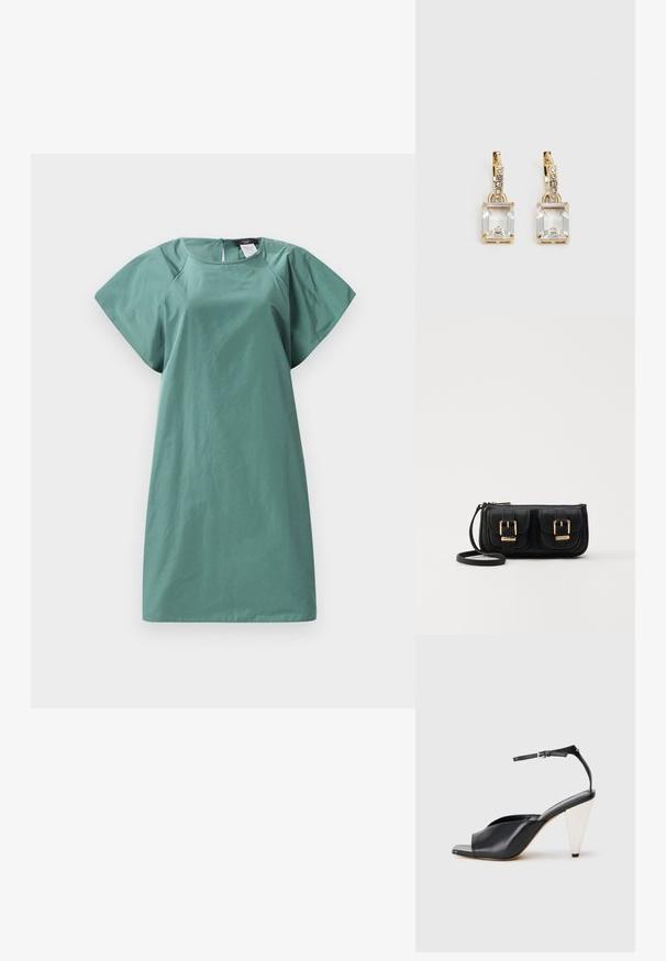 En kortermet kjole i en dempet grønn tone, med en avslappet passform, glatt tekstur og glidelås bak for lukking.; Svart lær høyhælte sandaler med åpen tå, asymmetrisk design, ankelstropp og en metallisk kjegleformet hæl. Glatt tekstur hele veien.; Svart skinn crossbody veske med to frontlommer, gyldne spenner, glidelåslukking og en slank stropp. Teksturert overflate og kompakt rektangulær form.; Gullfargede øreringer med en rektangulær, klar krystall som henger under en rad av små, runde klare akenter. Elegante, moderne design.
