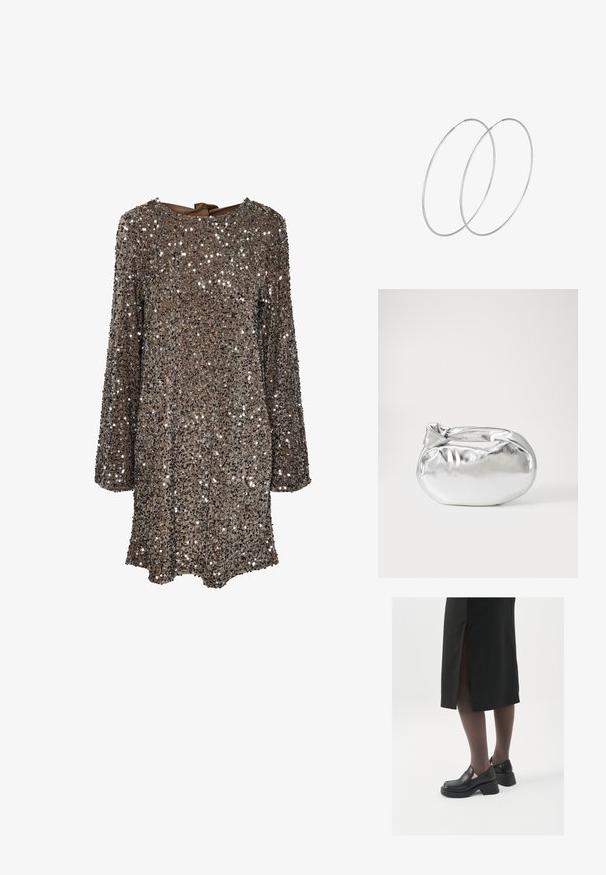 Abito a maniche lunghe realizzato in tessuto marrone ricoperto di paillettes argento, con scollatura rotonda e un fiocco sul retro. Superficie riflettente e testurizzata.; Scarpe in pelle nera con punta arrotondata, tacco spesso a blocco e accenti laterali in elastico, abbinate a collant scuri e una gonna nera con uno spacco.; Borsa a pochette metallica argentea con una forma morbida e arrotondata e chiusura superiore annodata. Realizzata in materiale sintetico morbido.; Orecchini a cerchio in argento con un design minimalista. Forma circolare, superficie liscia e profilo sottile. Leggeri con una finitura lucida.