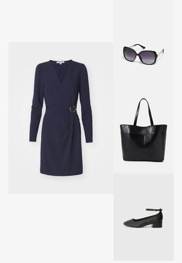Robe portefeuille bleu marine avec un décolleté en V profond, des manches longues et un détail froncé sur le côté. Présente une boucle circulaire sur une ceinture assortie. Tissu à texture lisse.; Escarpin en cuir noir avec un bout pointu et un petit talon bloc. Doté d'une bride de cheville avec une boucle dorée. Texture lisse.; Lunettes de soleil noires surdimensionnées avec des verres dégradés, monture épaisse et détails en chaîne dorée sur les branches.; Sac fourre-tout en cuir noir avec deux longues poignées, une texture lisse et une forme structurée. Dispose d'une poche avant pour un rangement supplémentaire.
