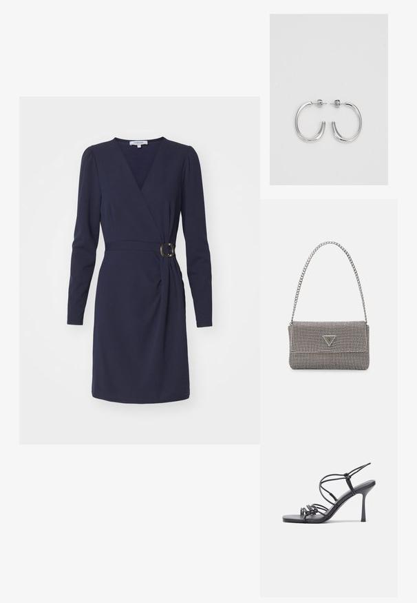 Námornícky modré zavinovacie šaty s hlbokým výstrihom do V, dlhými rukávmi a drapovaním na boku. Obsahujú kruhovú sponu na zodpovedajúcom opasku. Hladká textúra látky.; Čierne sandále na vysokom podpätku majú tenké remienky s uzlovým dizajnom, hladký štvorcový špičku a elegantný stiletto podpätok.; Svetlošedá metalická kabelka s reťazovým popruhom, ozdobená malými kruhovými kovovými štítkami a trojuholníkovým logom značky.; Strieborné kruhové náušnice s hladkým a lesklým povrchom. Okrúhly tvar, ľahký dizajn, s uzáverom na kolík.
