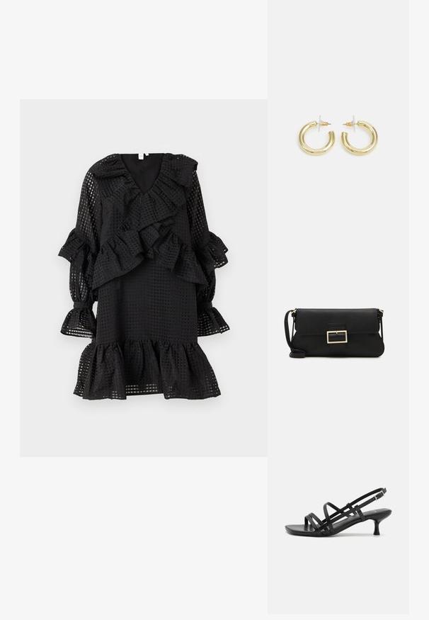 Juoda suknelė, pasižyminti tekstūruotu tinklo raštu, su volanų rankovėmis ir apačia. Ji turi gilų V formos iškirpimą ir sluoksniuotus volanų dekorus.; Juodos aukštakulnės šlepetės su keliais perrištomis juostelėmis. Lygi medžiaga, smailas nosis ir siauras kulnas. Reguliuojama kulkšnies juostelė su sagtimi.; Juodas odinis dėkliukas su atvarteliu ir auksinės metalinės sagties detalėmis. Įeina juodas diržas ir elegantiškas, minimalistinis dizainas.; Aukso auskarai su lygiu, blizgiu paviršiumi. Apvalus dizainas su maža užrakto dalimi ir skaidria atrama saugiam nešiojimui.